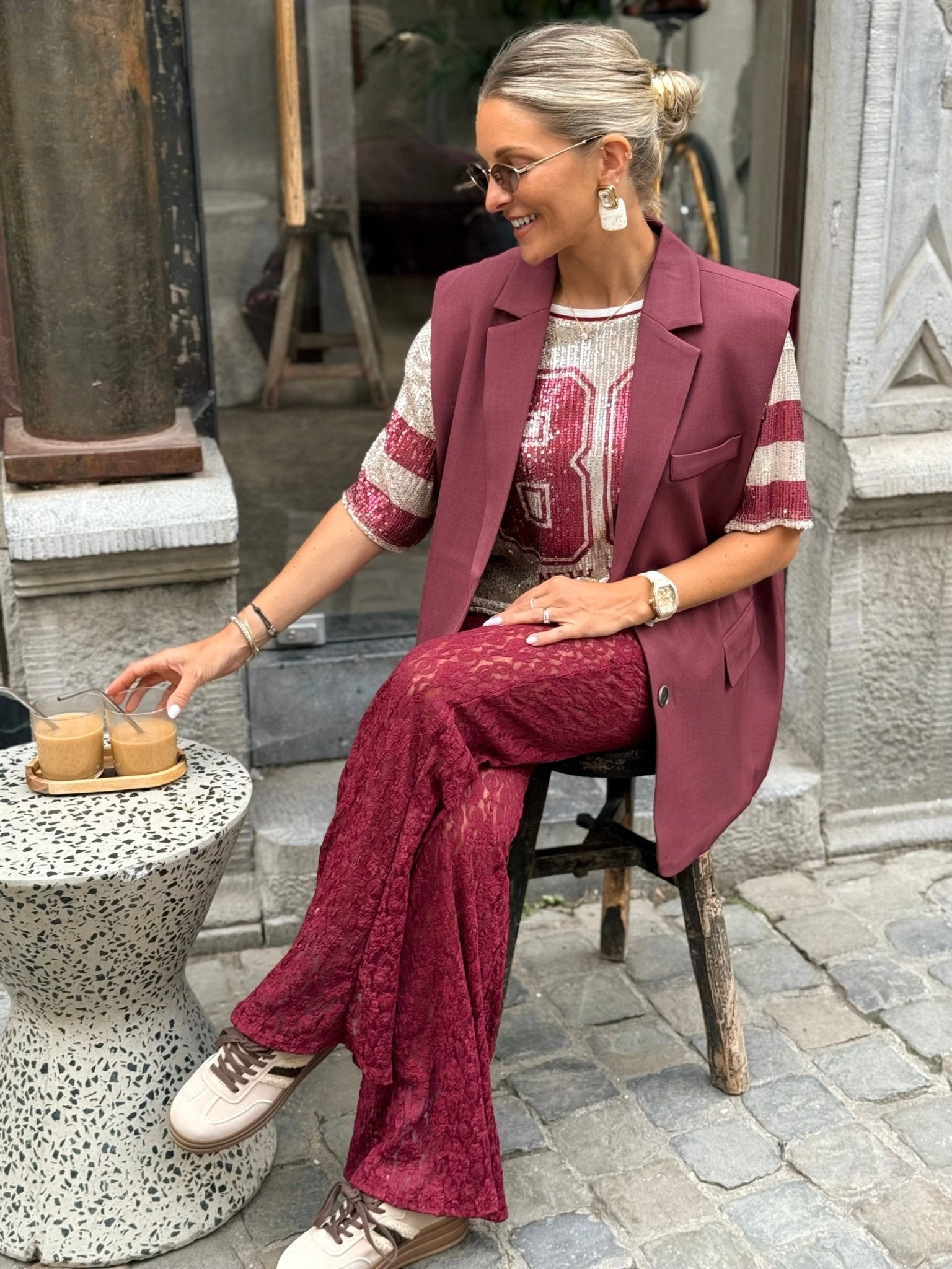 La pantalon Enissa bordeaux