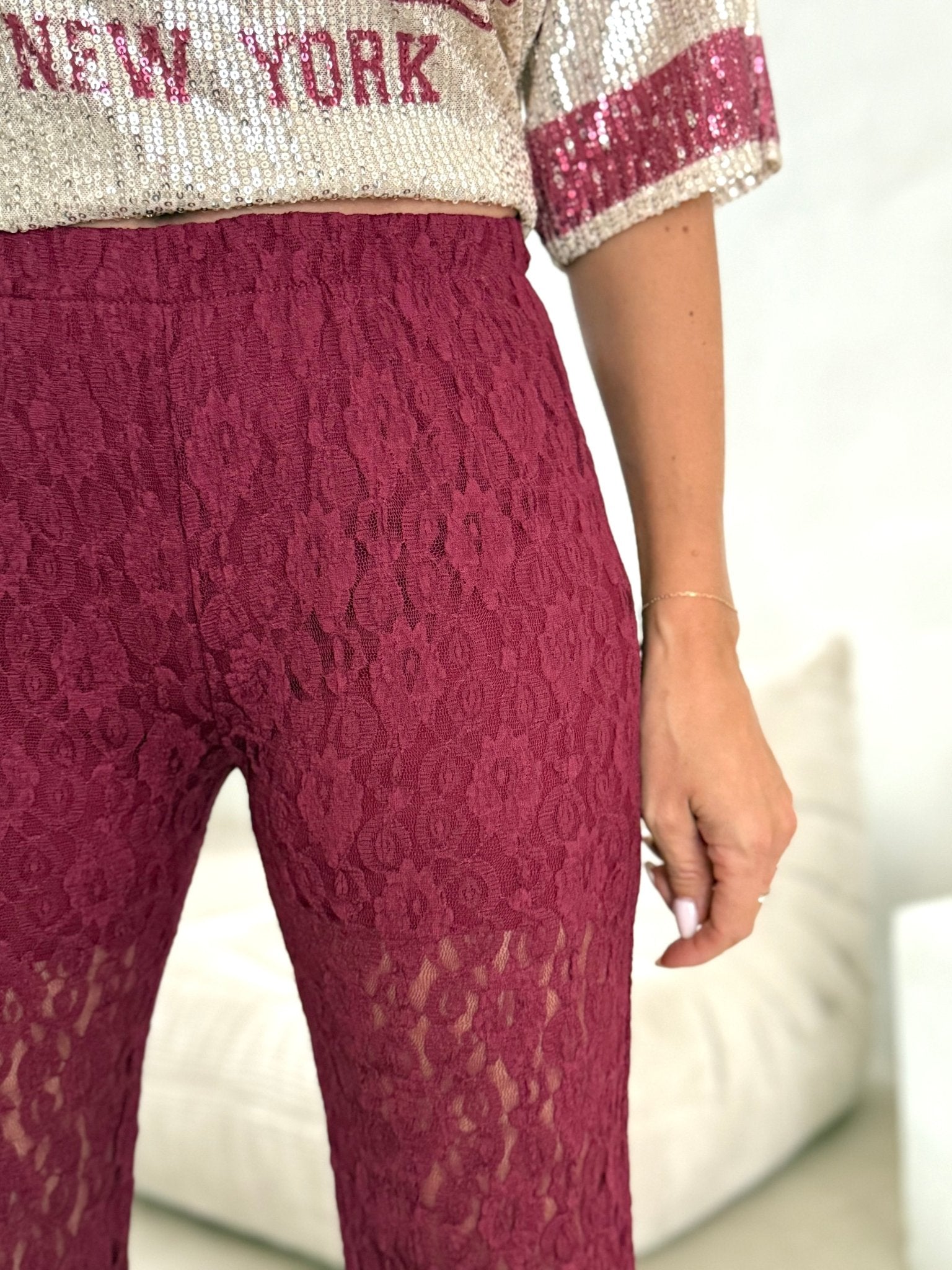 La pantalon Enissa bordeaux